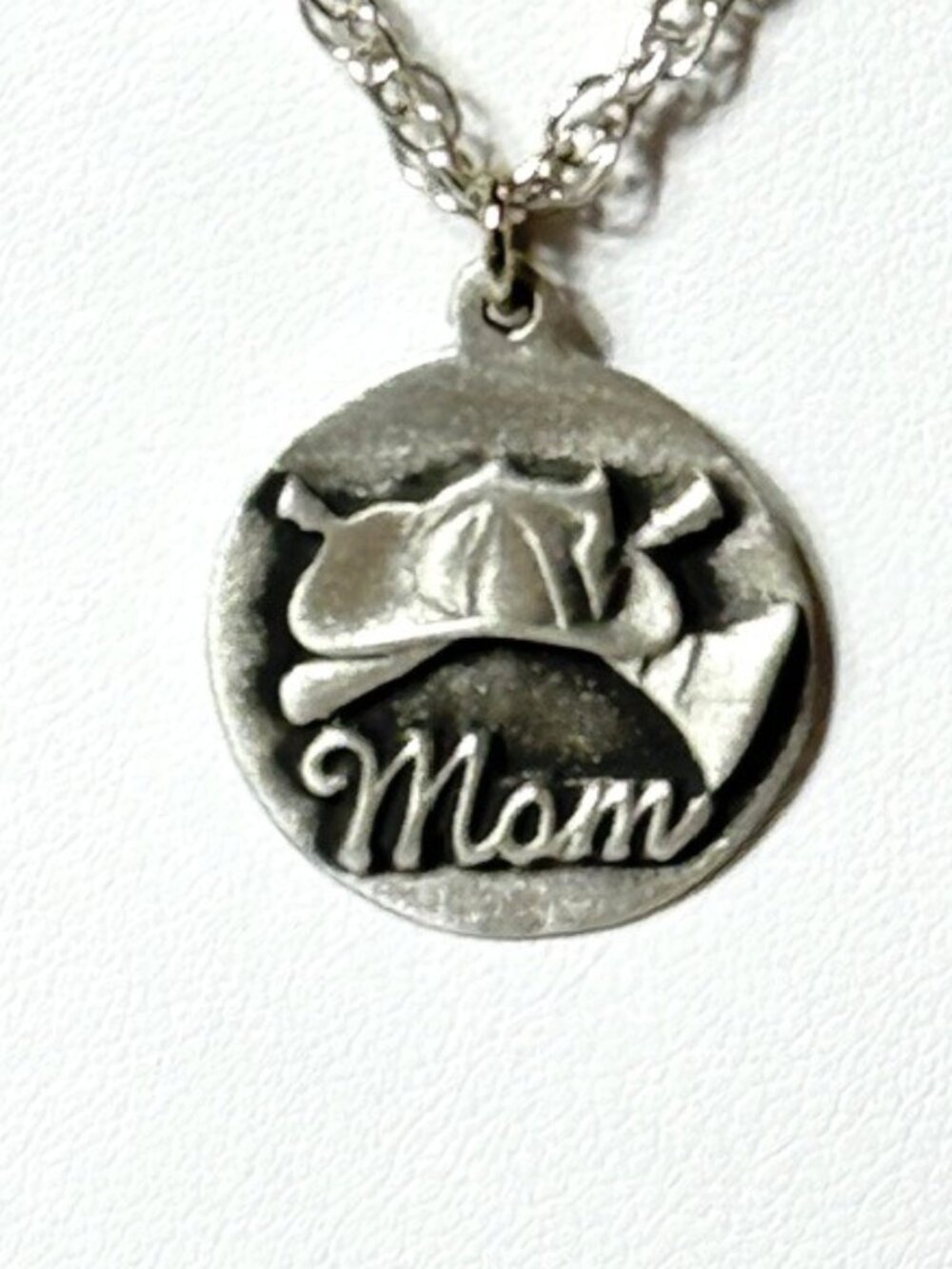 Pewter round "Mom" 18" pendant necklace.